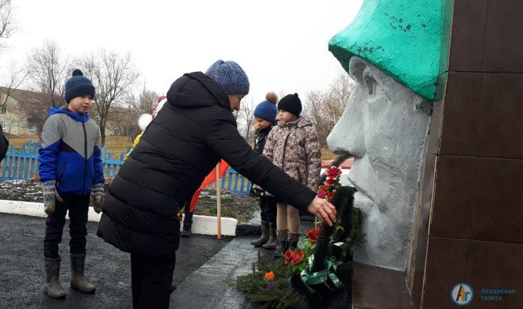 В Кочетовке возложили венки к памятнику павшим землякам