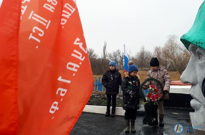 В Кочетовке возложили венки к памятнику павшим землякам