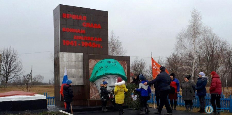 В Кочетовке возложили венки к памятнику павшим землякам