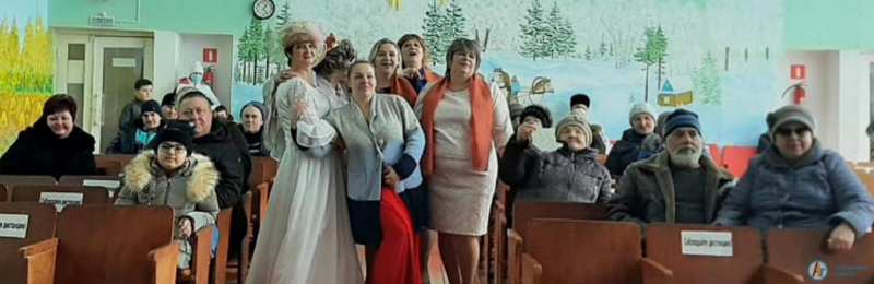 В Кочетовке женщинам подарили «Яблочки счастья»