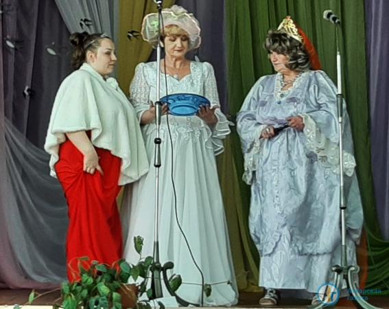 В Кочетовке женщинам подарили «Яблочки счастья»