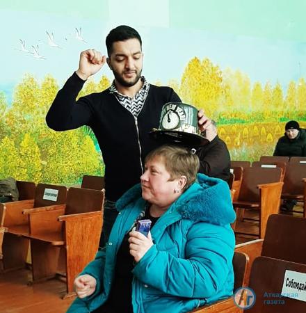 В Кочетовке женщинам подарили «Яблочки счастья»