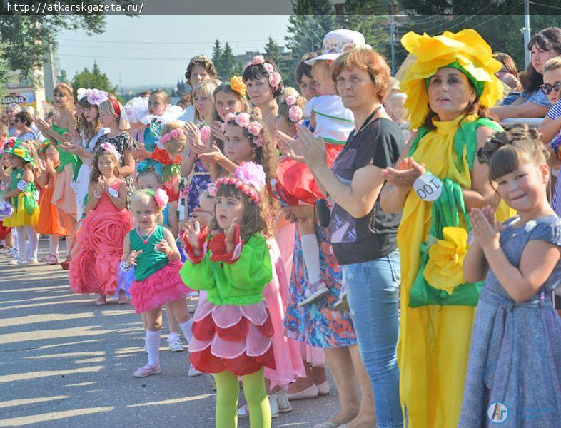 В конкурсе-дефиле костюмов "Аткарская роза 2018" приняла участие 101 модель (ФОТО)