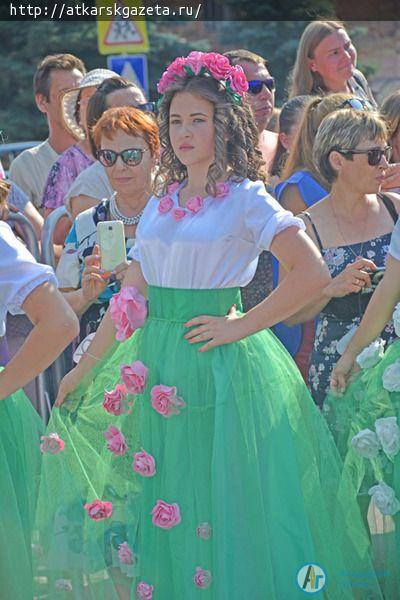 В конкурсе-дефиле костюмов "Аткарская роза 2018" приняла участие 101 модель (ФОТО)