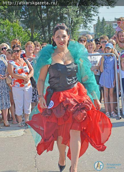 В конкурсе-дефиле костюмов "Аткарская роза 2018" приняла участие 101 модель (ФОТО)