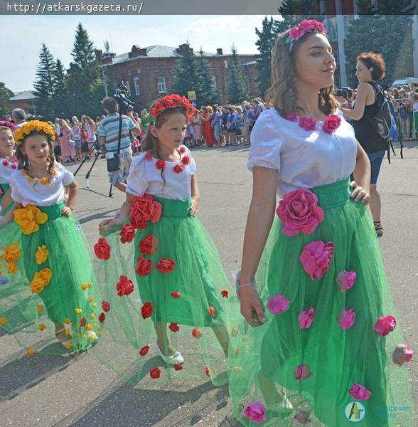 В конкурсе-дефиле костюмов "Аткарская роза 2018" приняла участие 101 модель (ФОТО)