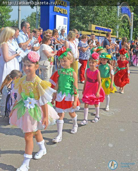 В конкурсе-дефиле костюмов "Аткарская роза 2018" приняла участие 101 модель (ФОТО)