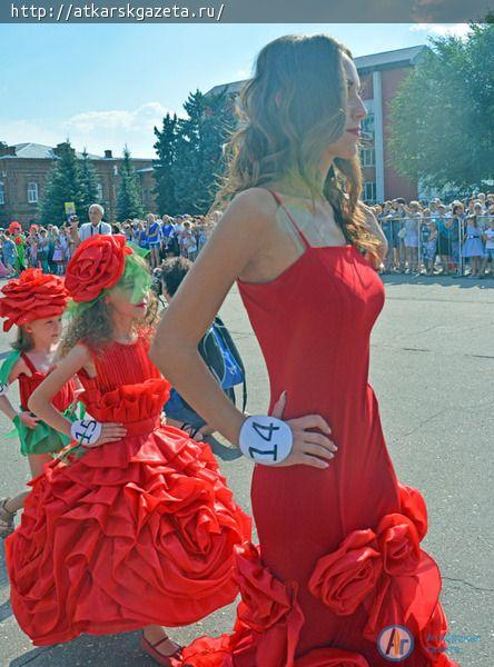 В конкурсе-дефиле костюмов "Аткарская роза 2018" приняла участие 101 модель (ФОТО)
