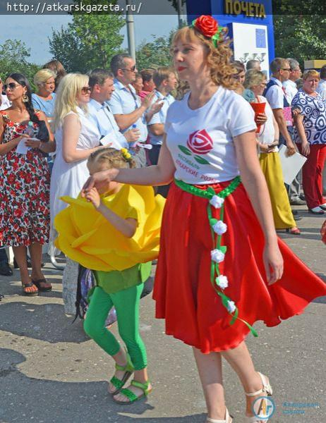 В конкурсе-дефиле костюмов "Аткарская роза 2018" приняла участие 101 модель (ФОТО)
