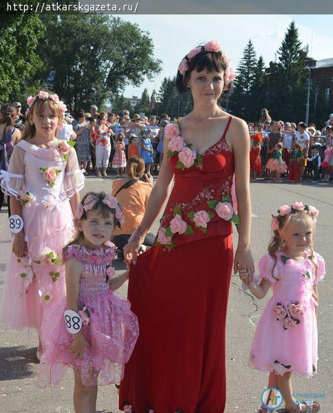 В конкурсе-дефиле костюмов "Аткарская роза 2018" приняла участие 101 модель (ФОТО)
