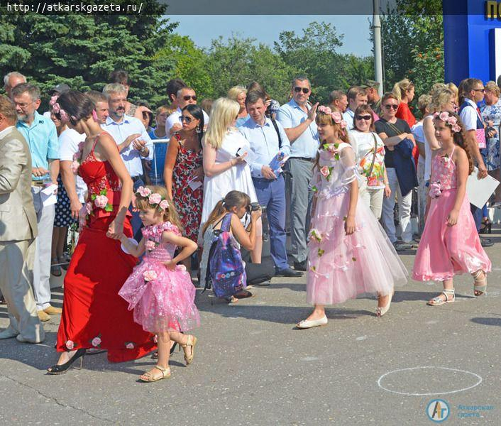 В конкурсе-дефиле костюмов "Аткарская роза 2018" приняла участие 101 модель (ФОТО)