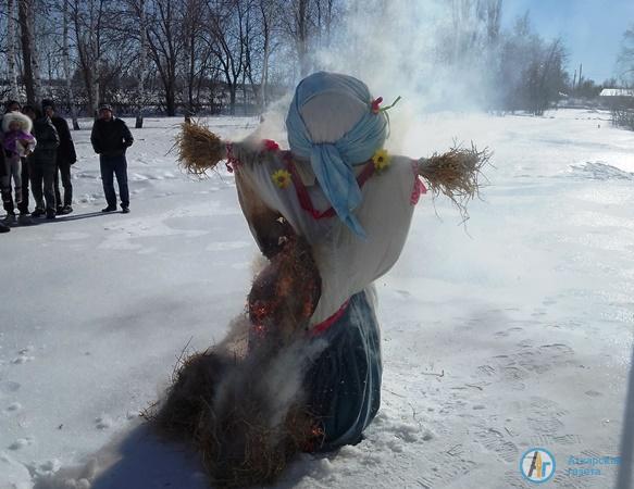 В Лопуховке на Масленицу катались на лошадях и выжимали гири