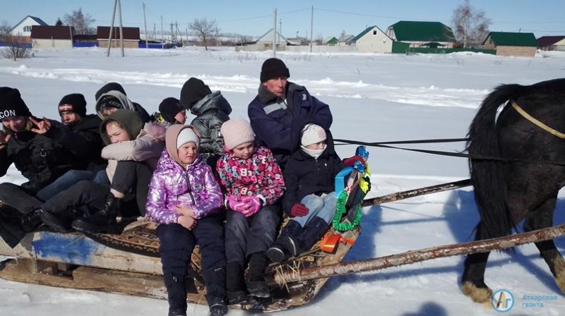 В Лопуховке на Масленицу катались на лошадях и выжимали гири