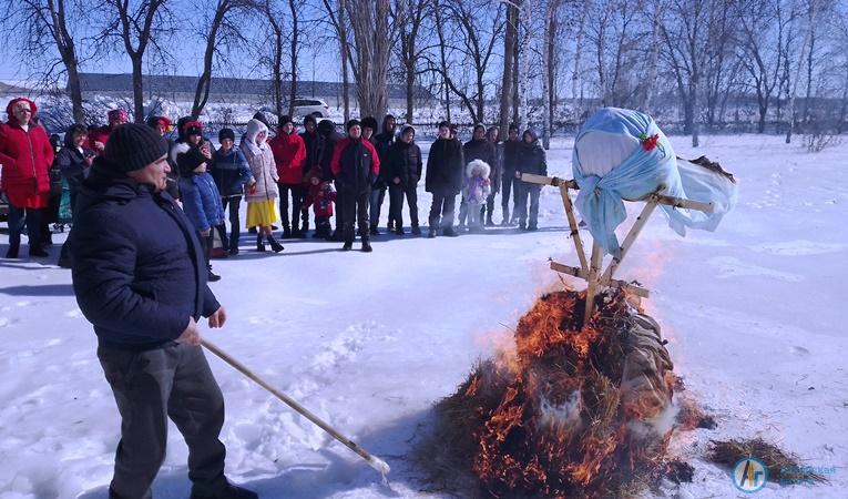 В Лопуховке на Масленицу катались на лошадях и выжимали гири