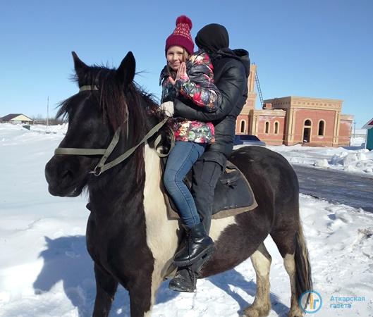 В Лопуховке на Масленицу катались на лошадях и выжимали гири