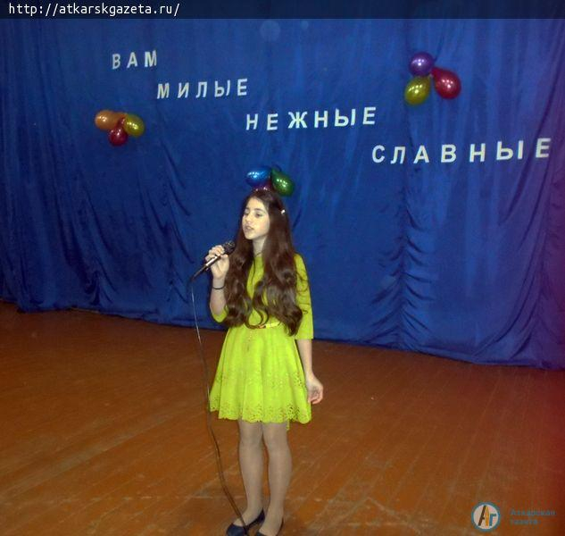 В Лопуховке свой праздник женщины встретили с улыбкой