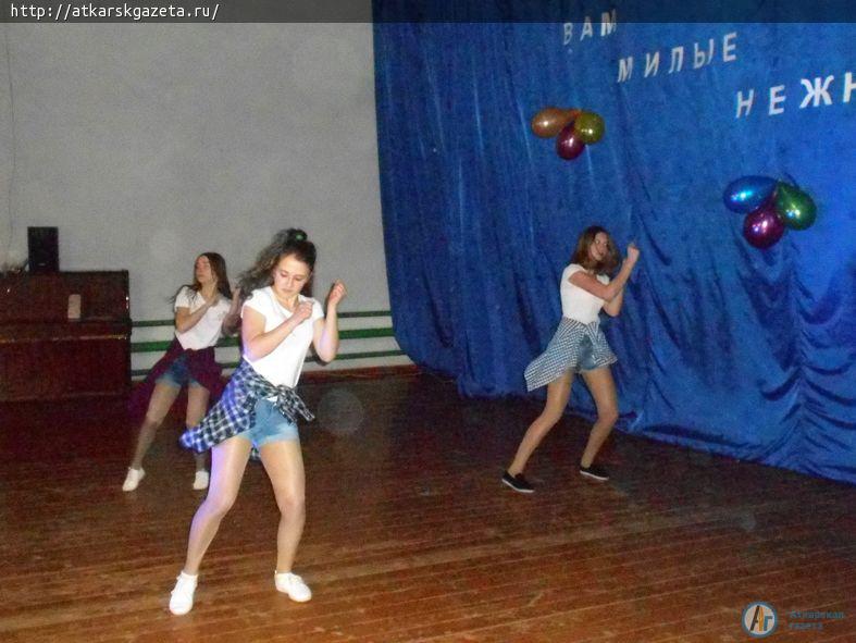 В Лопуховке свой праздник женщины встретили с улыбкой