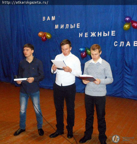 В Лопуховке свой праздник женщины встретили с улыбкой