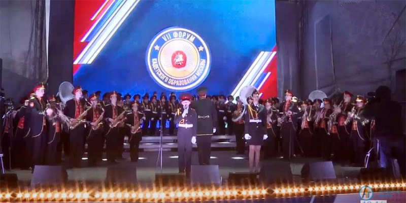 В Москве кадетский оркестр исполнил песню братьев Индустриевых