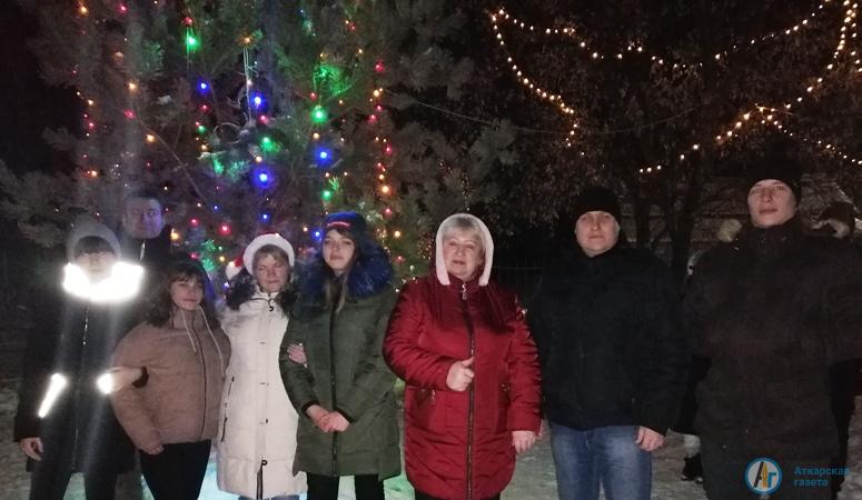 В новогоднюю ночь жители Даниловки пришли на площадь в центре села