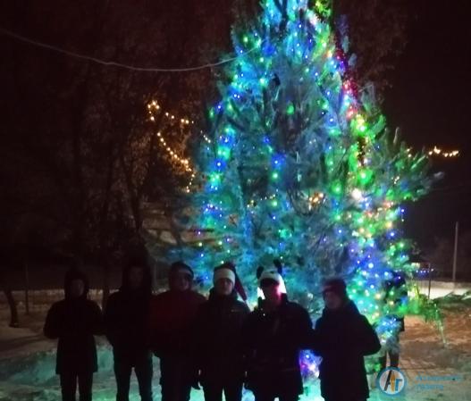 В новогоднюю ночь жители Даниловки пришли на площадь в центре села