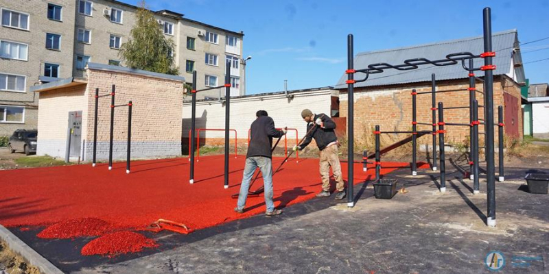 В новом спортгородке появилось безопасное покрытие 