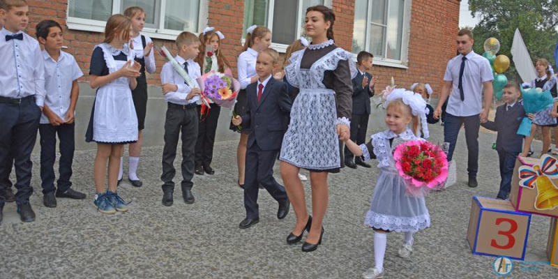 В обновленном дворе школы №1 прозвенел первый звонок