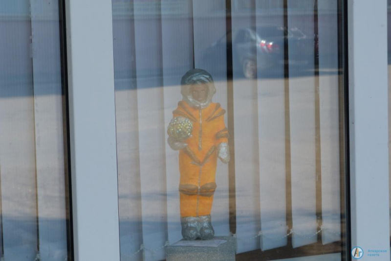 В окнах школы № 9 появились портреты космонавтов