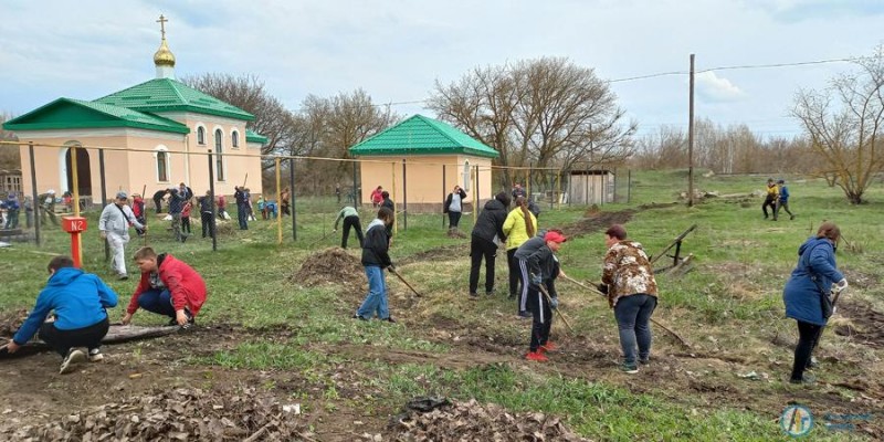 В Озерном дети и взрослые провели субботник у сельского храма