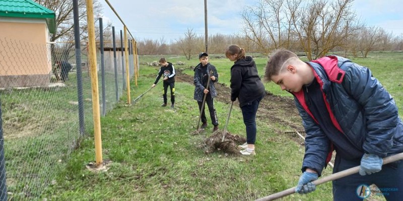 В Озерном дети и взрослые провели субботник у сельского храма