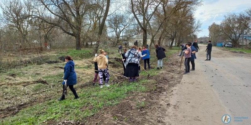 В Озерном дети и взрослые провели субботник у сельского храма