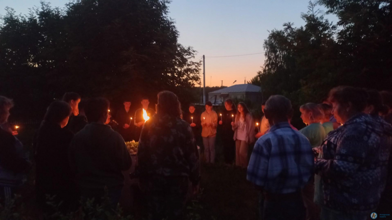 В Озерном на рассвете зажгли памятный огонь