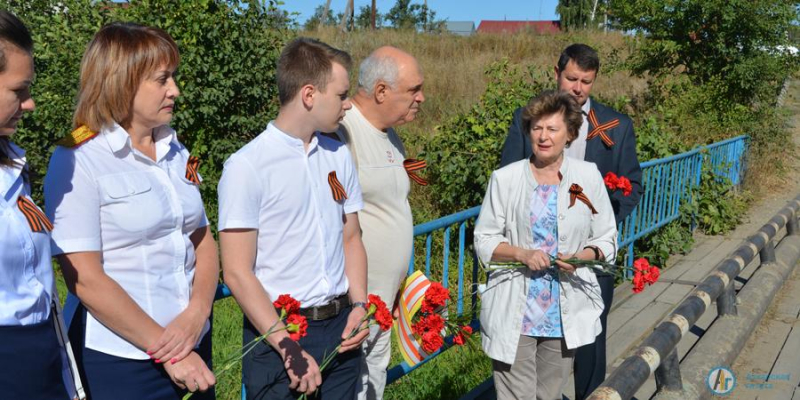 В память о героях Второй мировой в Медведицу спустили букеты цветов