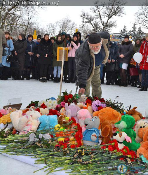 В память о погибших на пожаре в Кемерово аткарчане принесли в парк цветы и игрушки