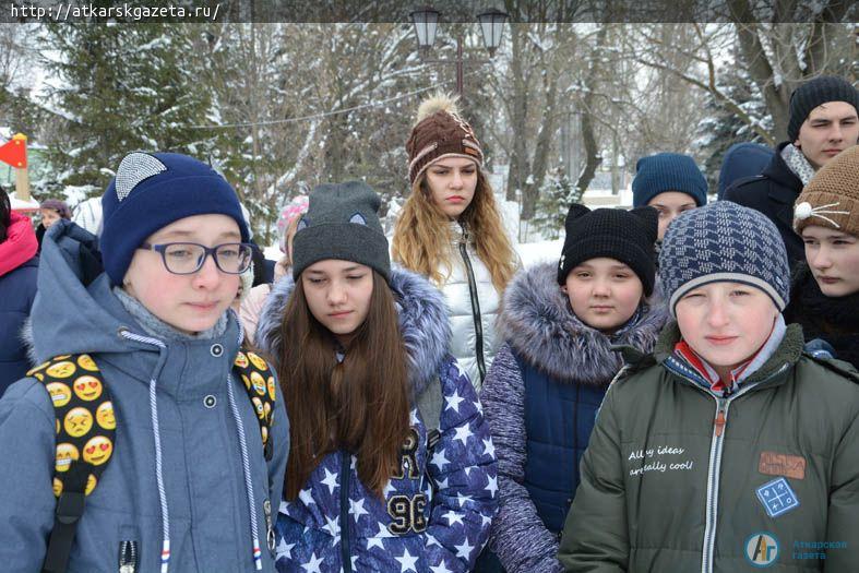 В память о погибших на пожаре в Кемерово аткарчане принесли в парк цветы и игрушки