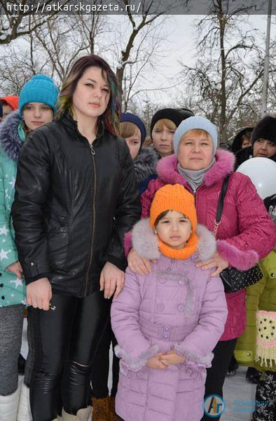 В память о погибших на пожаре в Кемерово аткарчане принесли в парк цветы и игрушки