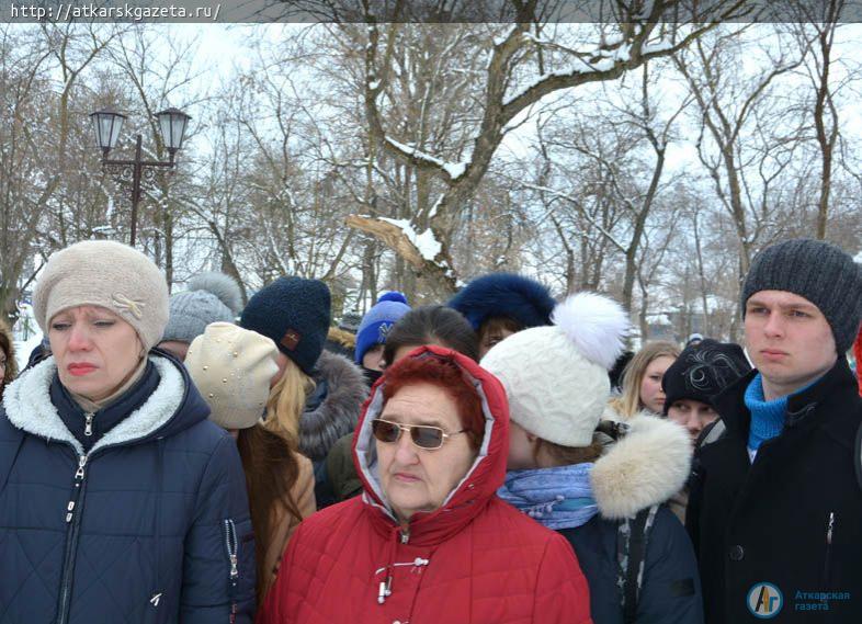 В память о погибших на пожаре в Кемерово аткарчане принесли в парк цветы и игрушки