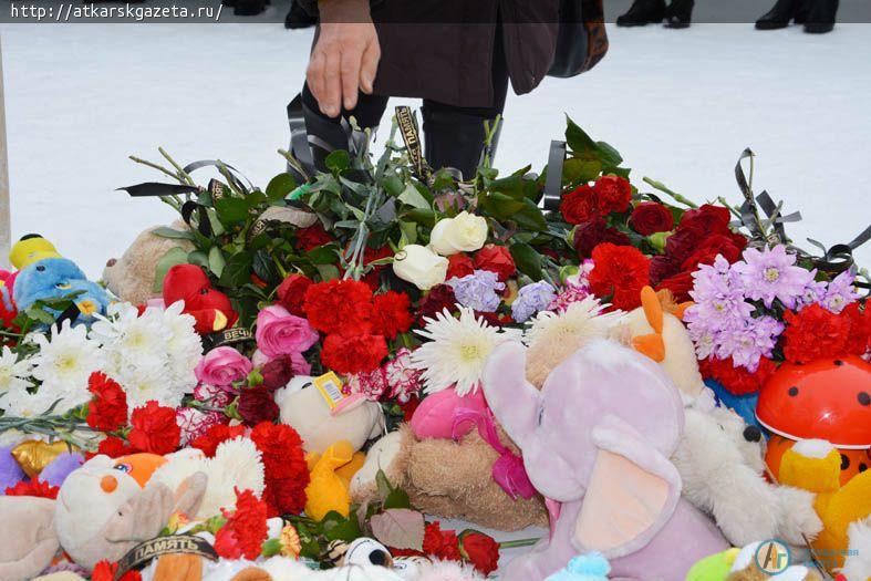 В память о погибших на пожаре в Кемерово аткарчане принесли в парк цветы и игрушки