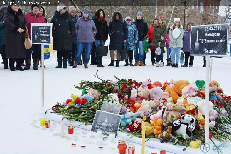 В память о погибших на пожаре в Кемерово аткарчане принесли в парк цветы и игрушки