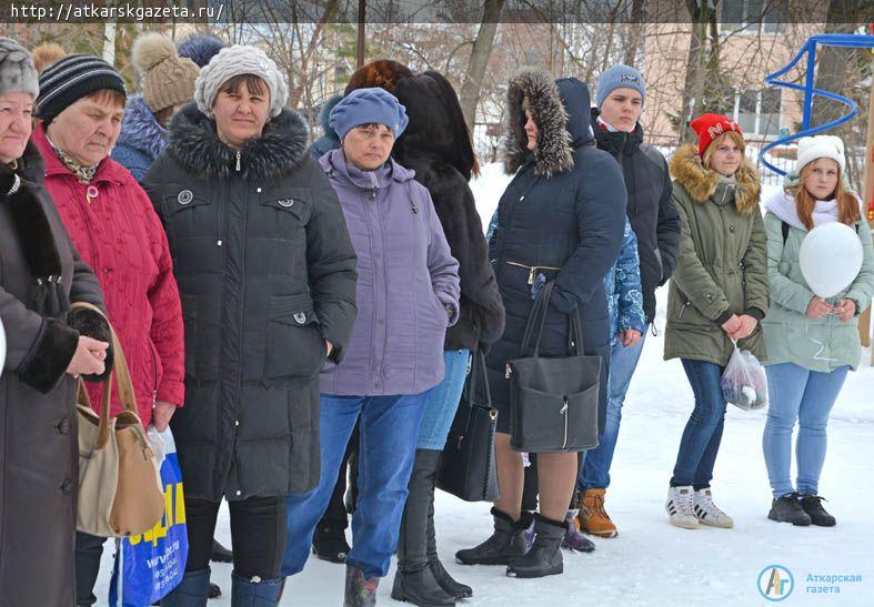 В память о погибших на пожаре в Кемерово аткарчане принесли в парк цветы и игрушки