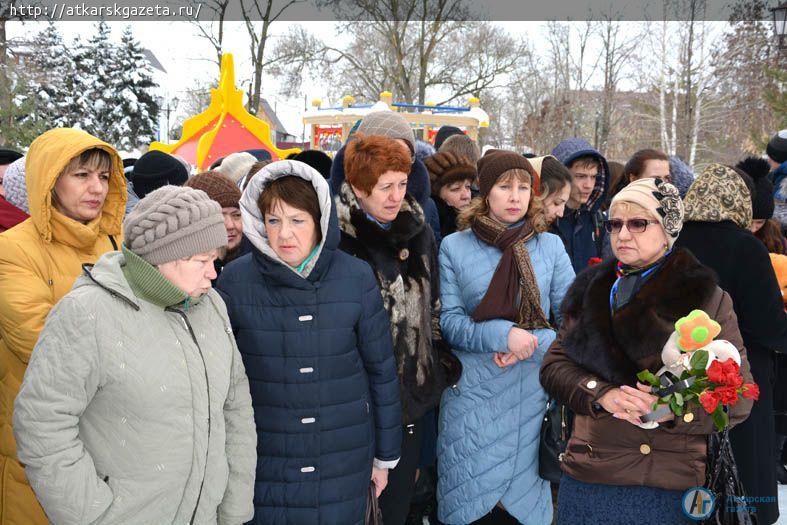 В память о погибших на пожаре в Кемерово аткарчане принесли в парк цветы и игрушки