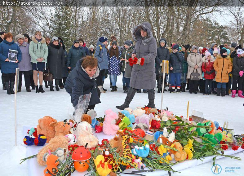 В память о погибших на пожаре в Кемерово аткарчане принесли в парк цветы и игрушки