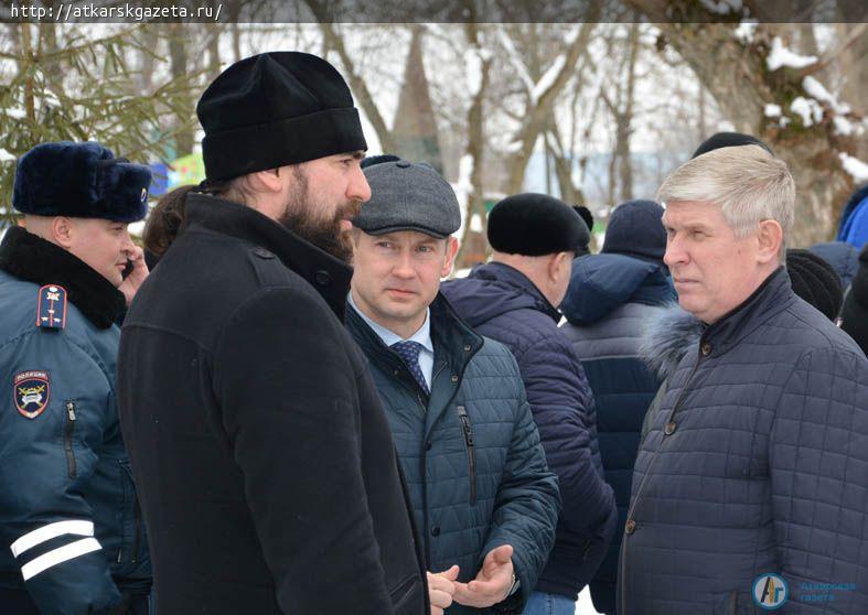В память о погибших на пожаре в Кемерово аткарчане принесли в парк цветы и игрушки