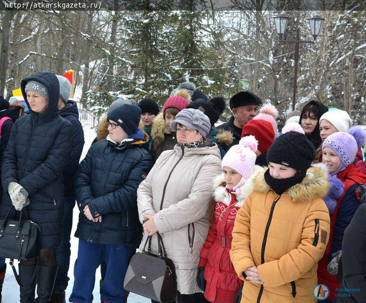 В память о погибших на пожаре в Кемерово аткарчане принесли в парк цветы и игрушки