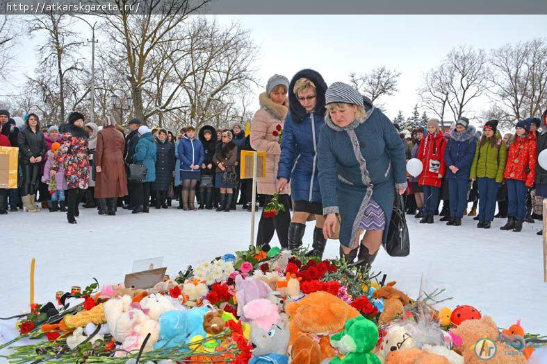 В память о погибших на пожаре в Кемерово аткарчане принесли в парк цветы и игрушки