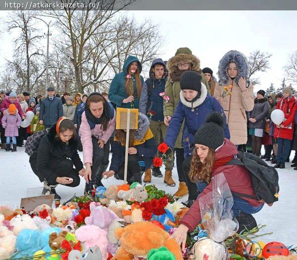 В память о погибших на пожаре в Кемерово аткарчане принесли в парк цветы и игрушки