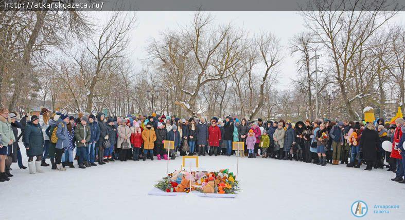 В память о погибших на пожаре в Кемерово аткарчане принесли в парк цветы и игрушки