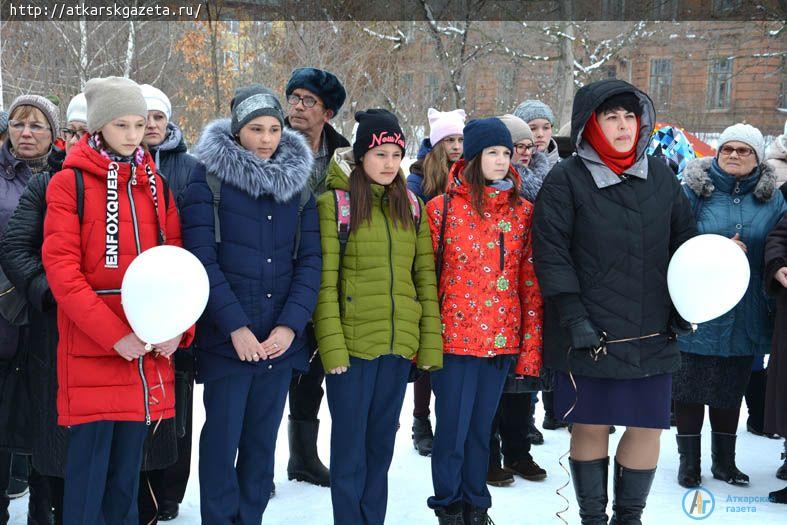 В память о погибших на пожаре в Кемерово аткарчане принесли в парк цветы и игрушки