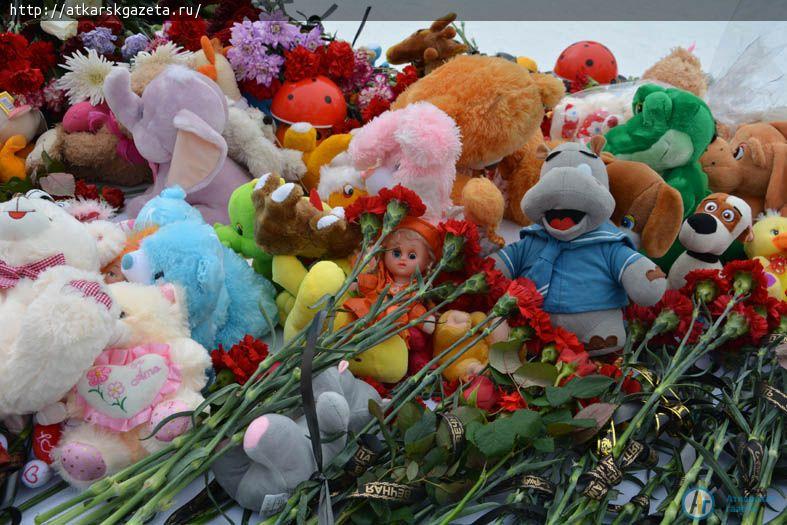 В память о погибших на пожаре в Кемерово аткарчане принесли в парк цветы и игрушки