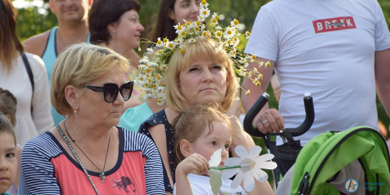 В парке плели венки из ромашек и пели песни о любви